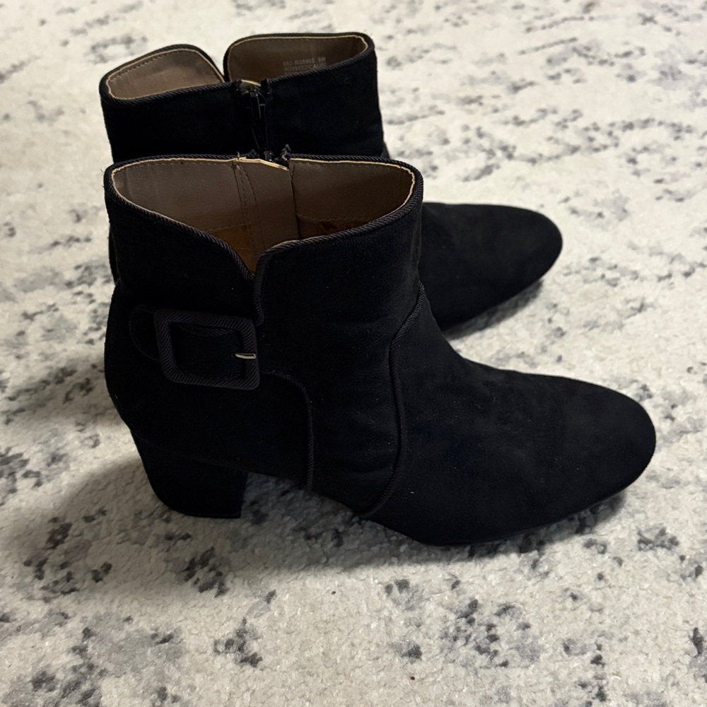 White Mountain Elegant Black Women's Ankle Boots SZ 9M like new, worn once